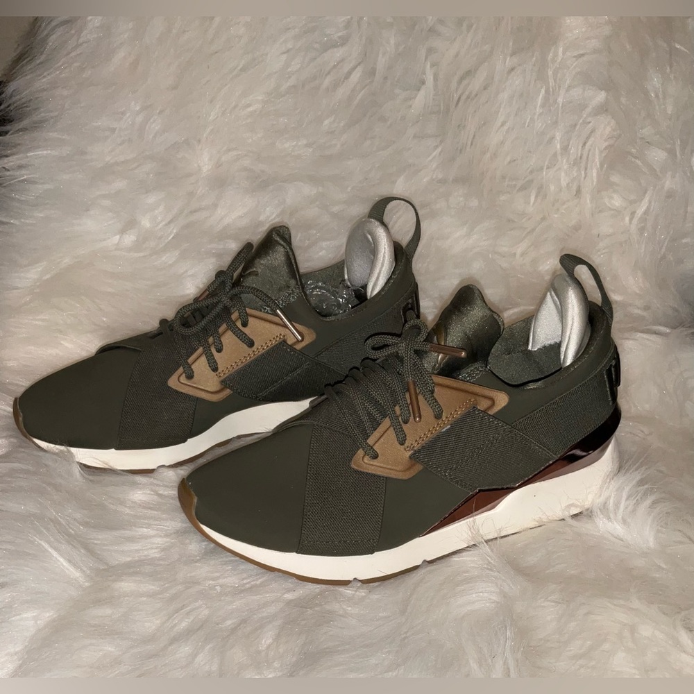 PUMA Sneakers Size: 6.5